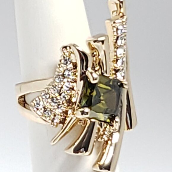 Fashion Swish and Clear Crystals with a Green Stone - Size 8 - Picture 2 of 4